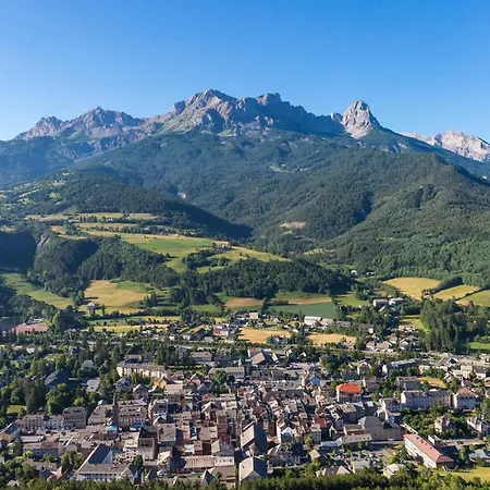 Au Calme Proche Du Centre De Barcelonette * Барселоннет