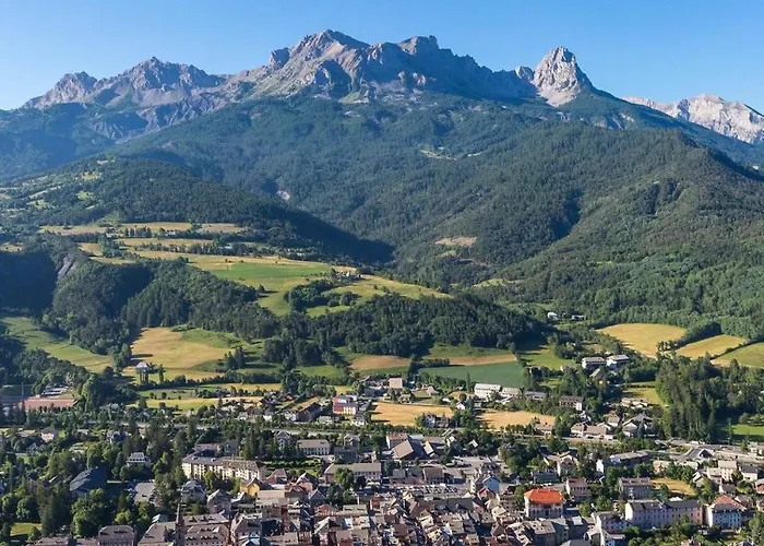 Au Calme Proche Du Centre De Barcelonette * Барселоннет